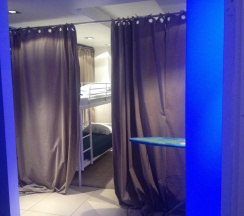 Кровать в общем номере (Без окна) в Royal