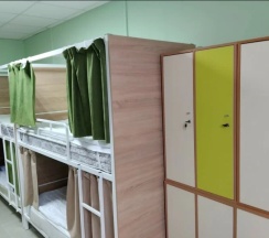 Кровать в 8-местном общем мужском номере в Солнечный ветер