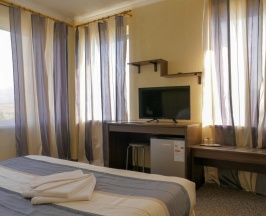 Двухместный номер Стандарт  (корпус А) с видом на море двуспальная кровать в Напра