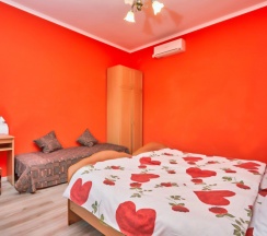 Четырёхместный семейный номер Standard с балконом и с красивым видом из окна в Ахимса