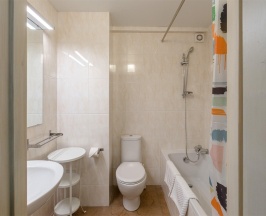 Номер стандарт семейный с 1 односпальной и 1 двуспальной кроватью в Loyal Guest House