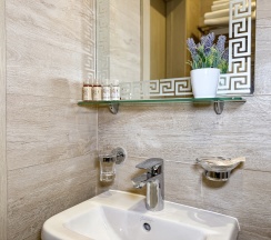 "Стандарт" Стандартный трехместный номер с двуспальной кроватью и дополнительным местом в Диона