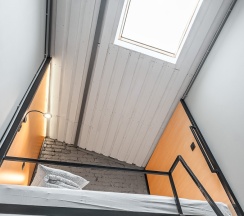 Номер с мансардным окном, двухспальной кроватью и небольшим диваном (Roof DBL) в Roof capsules