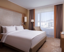 НОМЕР БИЗНЕС-КЛАССА С БОЛЬШОЙ КРОВАТЬЮ (KING SIZE) И ДОСТУПОМ В БАР-ГОСТИНУЮ в Doubletree by Hilton Tyumen