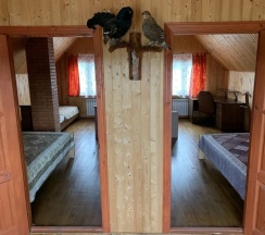 Коттедж с балконом и с красивым видом из окна в Усадьба Клёвое место