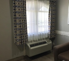 Четырёхместный номер Deluxe двуспальная кровать в Camelot Inn & Suites Veterans Memorial NW Houston
