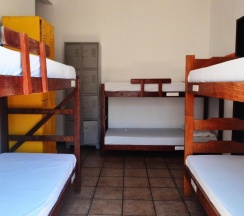 Кровать в общем номере (женский номер) в Cabo Frio Fun Hostel