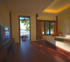 Бунгало Superior с балконом и с видом на бассейн в Tharathip Resort