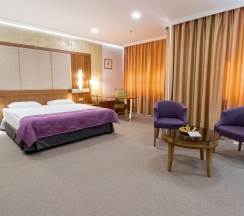 Двухместный люкс с видом на город двуспальная кровать в Reikartz Sky Алматы