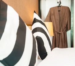 Двухместный номер Luxury с балконом двуспальная кровать в The Title KR Beach Condotel Rawai Phuket