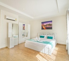 Вилла с балконом в Tropicana Pool Villa