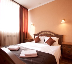 Полулюкс 4-х местный (2 двуспальные кровати или 1 двуспальная и 2 односпальные кровати) в Автодвор