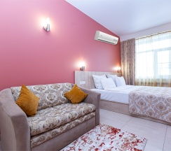 КОМФОРТ 3-местный (с диванчиком). Новый номерной фонд в MaxxRoyal