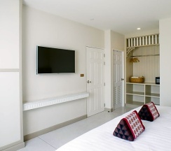 Люкс с 2 комнатами с видом на город двуспальная кровать в Panphuree Residence