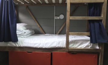 Кровать в 8-местном общем мужском номере (Удобства на этаже) в Lv.hostel