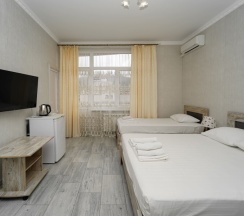 Трёхместная комната с одной двуспальной и односпальной кроватями в Чайка