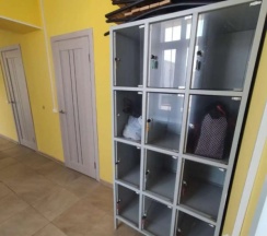 Кровать в общем номере с видом на внутренний двор в Хостел на Геологов