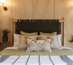 Зелёный дом 2 комнаты с камином и чаном в окружении леса в Timeless