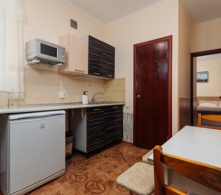 Апартаменты с отдельной спальней , кухней и видом на бассейн  до 3 гостей ( 1 этаж) в Дельфин парк