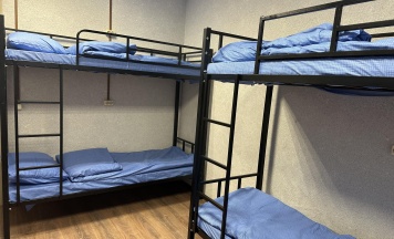 Кровать в 6-местном общем мужском номере в Точка