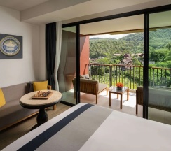 Семейный номер Premier с балконом и с видом на море в Avista Grande Phuket Karon - MGallery