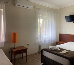 ЭКОНОМ с одной двухспальной кроватью в Гостиный дворъ