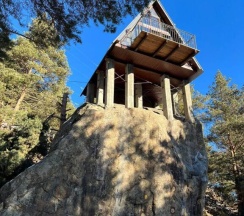 Домик 1 с балконом и с красивым видом из окна в Къашха Таш