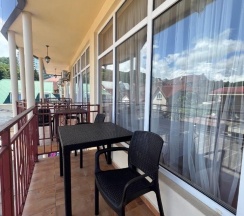 Комната улучшенная с 1 односпальной и 1 двуспальной кроватью в Марлита