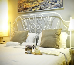 Номер Standard с красивым видом из окна в Goodfellas Thong Lor Hostel