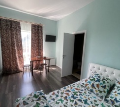 Четырёхместный номер Comfort с красивым видом из окна в Юг