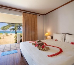 Бунгало Superior beachfront в Good Days Lanta Beach Resort