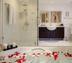 Люкс с ванной с 3 комнатами с балконом и с видом на море в Thavorn Palm Beach Resort Phuket