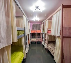 Кровать в общем номере (мужской номер) (общая ванная комната) в Рациональ