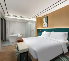 Двухместный номер Deluxe двуспальная кровать в Hilton Garden Inn Xiamen Bailuzhou Park