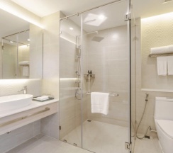 Двухместный номер Deluxe с видом на бассейн двуспальная кровать в Phuket Emerald Beach Resort
