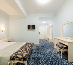 Трёхместный номер Стандарт с балконом в Dvin