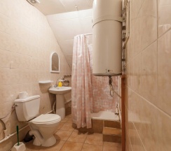 Кровать в общем номере с красивым видом из окна в Атлантида