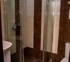 Номер полулюкс улучшенный с 1 двуспальной кроватью в Гранат