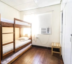 Кровать в общем номере в Kamuning Hostel