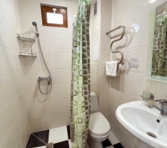 Номер с двумя односпальными кроватями и балконом в Киви