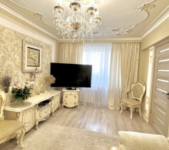 Трёхместные апартаменты с балконом и с видом на город в Квартира У метро Пушкинская