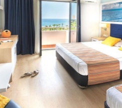 Двухместный номер Standard с балконом и с видом на море двуспальная кровать в Club Aqua Plaza