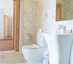 Двухкомнатный номер Люкс на трех-четырех гостей с балконом видом на море (корпус Б) в Оптимист