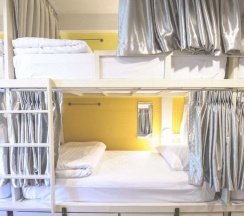 Кровать в общем номере в Bharani Hostel