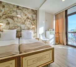 Комфорт Панорамный с балконом и видом на город,  2-х местный с дополнительным местом в Амбассадор