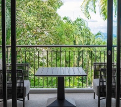 Двухместный номер с балконом и с видом на сад двуспальная кровать в Phuket Marriott Resort And Spa, Nai Yang Beach