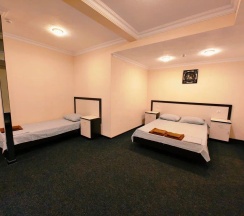 Номер комфорт улучшенный с 2 односпальными и 1 двуспальной кроватью в Гравитация