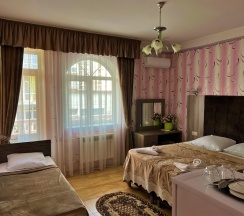 Трехместный номер с балконом в Десятка