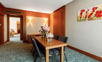Люкс с 2 комнатами в Holiday İnn