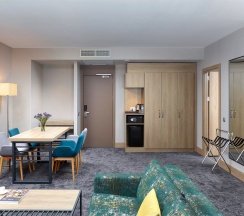 Номер Privilege с двуспальной кроватью и диваном в Mercure